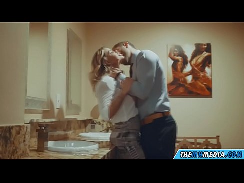 ❤️ وقتی یک بلوند بی تنه شما را در یک دستشویی عمومی اغوا می کند ❤❌ فیلم پورنو در fa.com-fullporner.ru ﹏